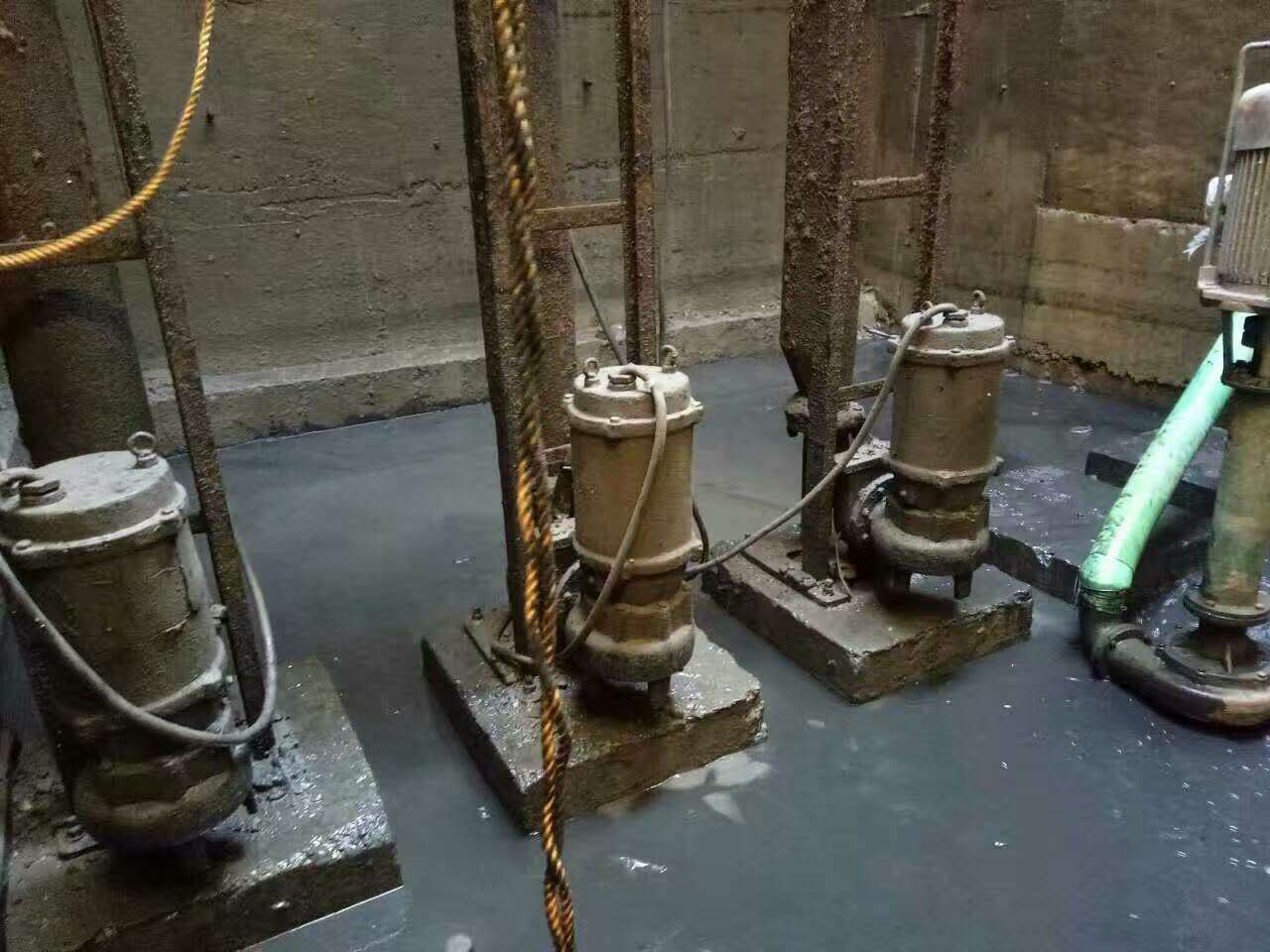 后安镇污水池清理